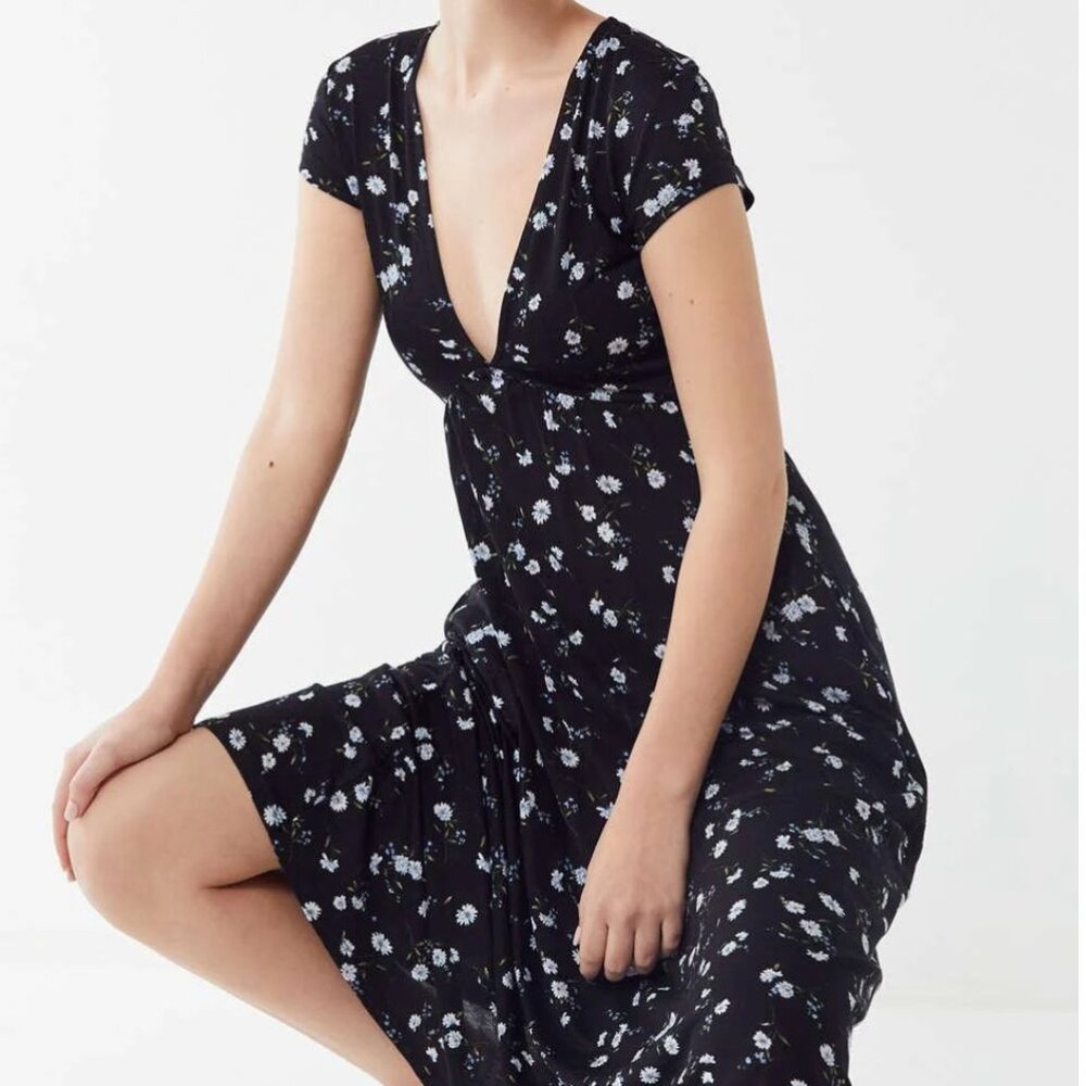 UO Dallas Floral V-Neck Midi Dress w/Pockets